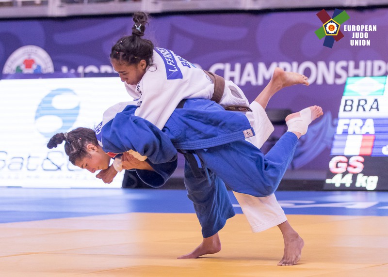 Liza Gatteau, en kimono bleu a réalisé de belles performances au Chili comme ici face à la Brésilienne Laura Ferreira, championne du monde en titre, qu'elle a battu par ippon.